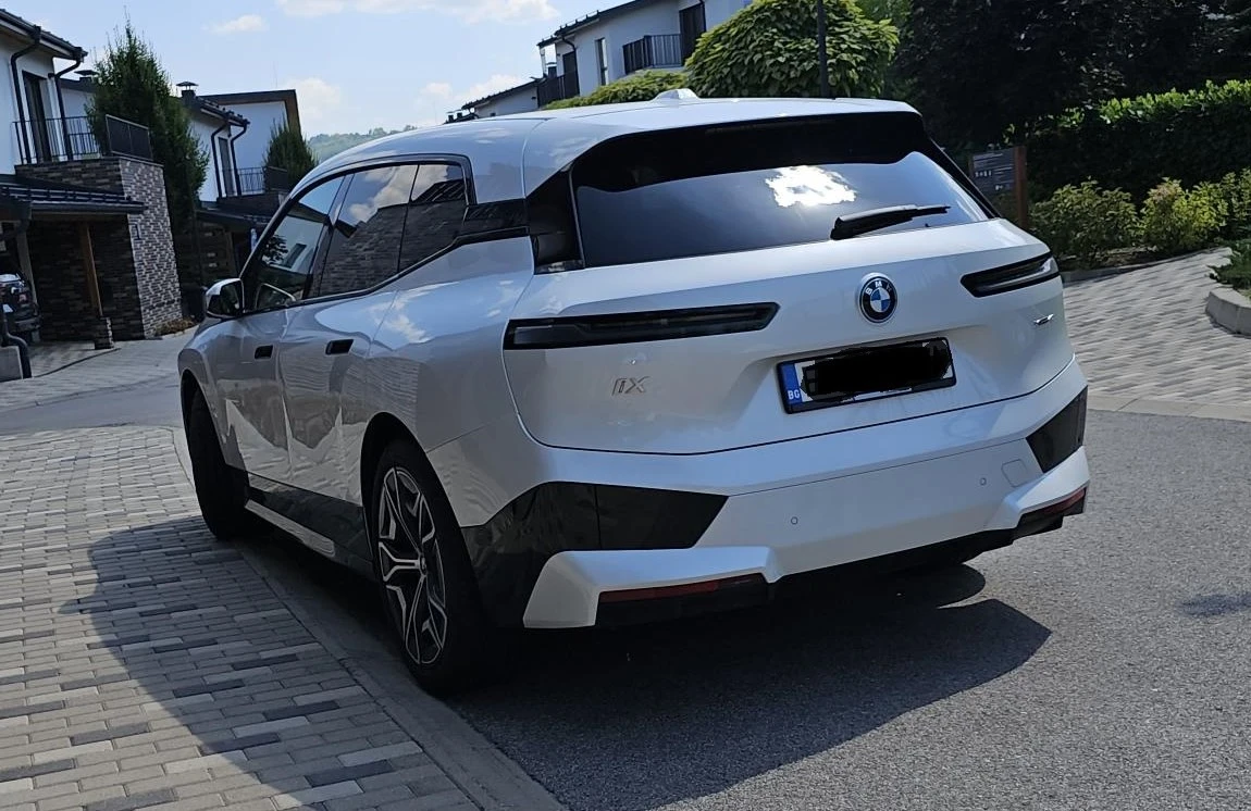 BMW iX 40 СПОРТ ПАКЕТ ЗИМНИ И ЛЕТНИ КОЛЕЛА - изображение 8