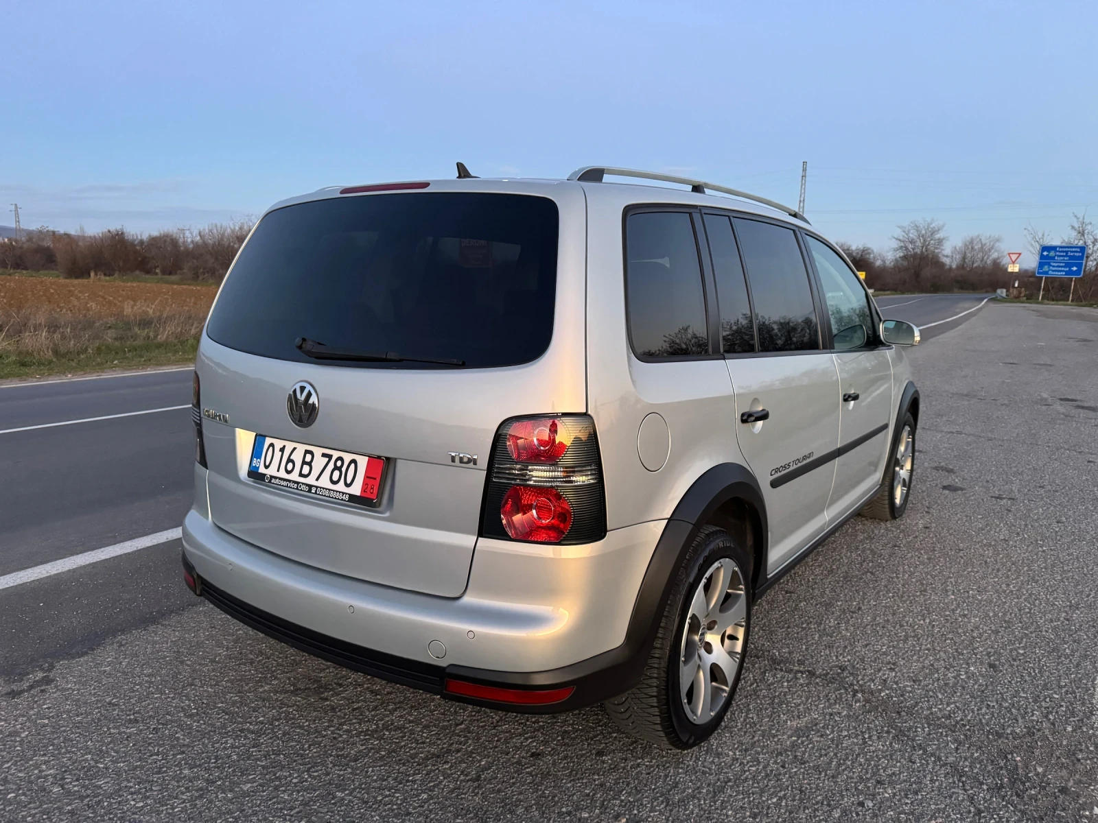 VW Touran Cross 7местен, снимка 7 - Автомобили и джипове - 53818519