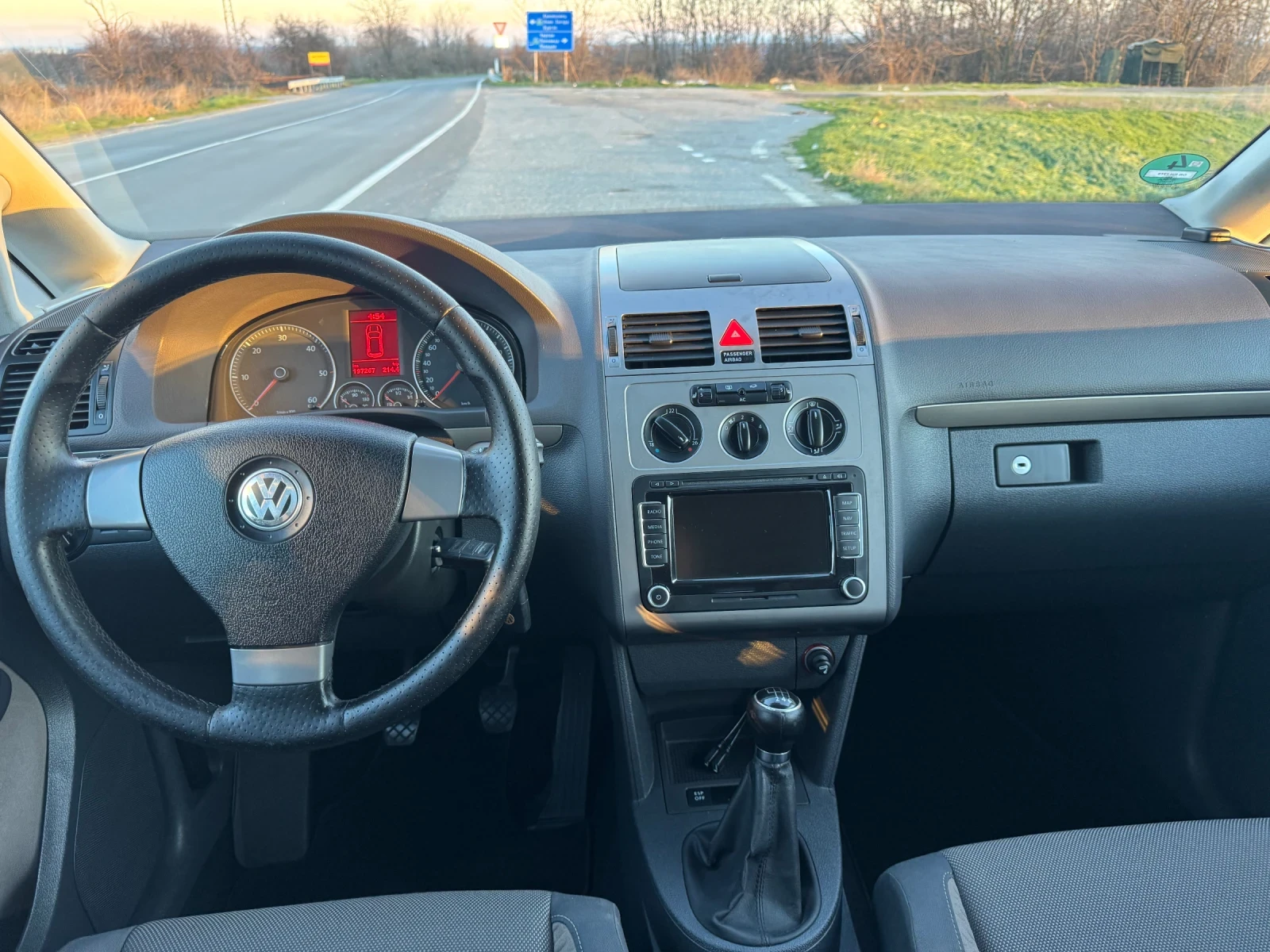VW Touran Cross 7местен, снимка 15 - Автомобили и джипове - 53818519