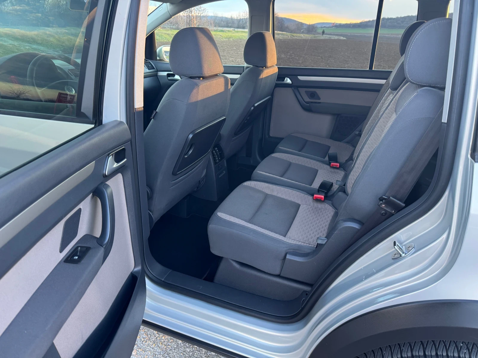 VW Touran Cross 7местен, снимка 11 - Автомобили и джипове - 53818519