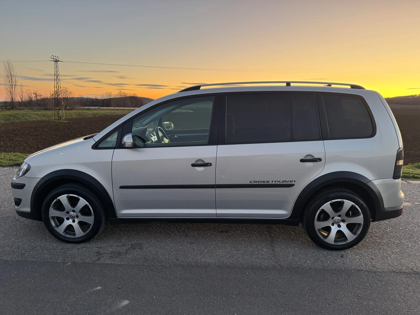 VW Touran Cross 7местен, снимка 4 - Автомобили и джипове - 53818519