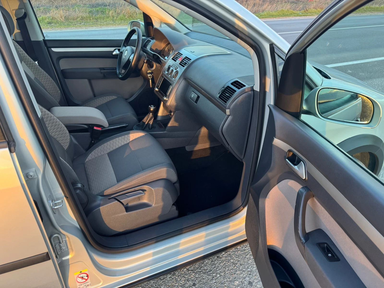 VW Touran Cross 7местен, снимка 10 - Автомобили и джипове - 53818519