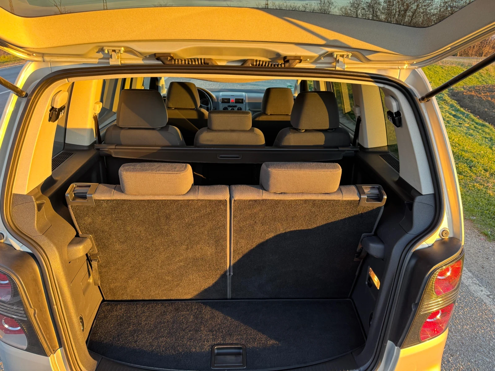 VW Touran Cross 7местен, снимка 14 - Автомобили и джипове - 53818519