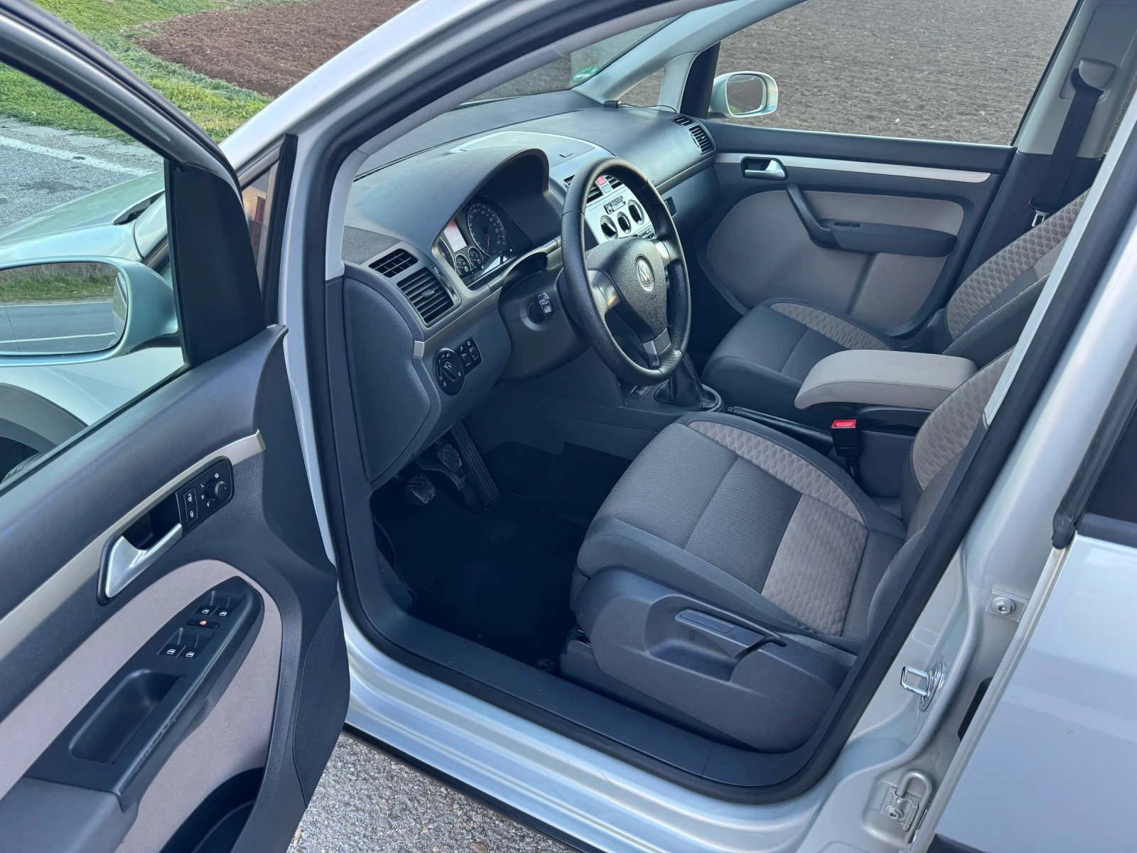 VW Touran Cross 7местен, снимка 9 - Автомобили и джипове - 53818519