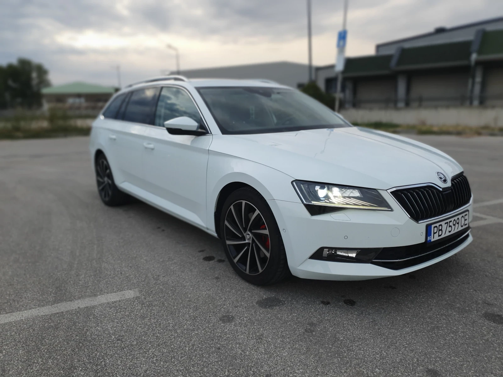 Skoda Superb 2.0tdi Style 4x4 190k.с, снимка 3 - Автомобили и джипове - 56226841