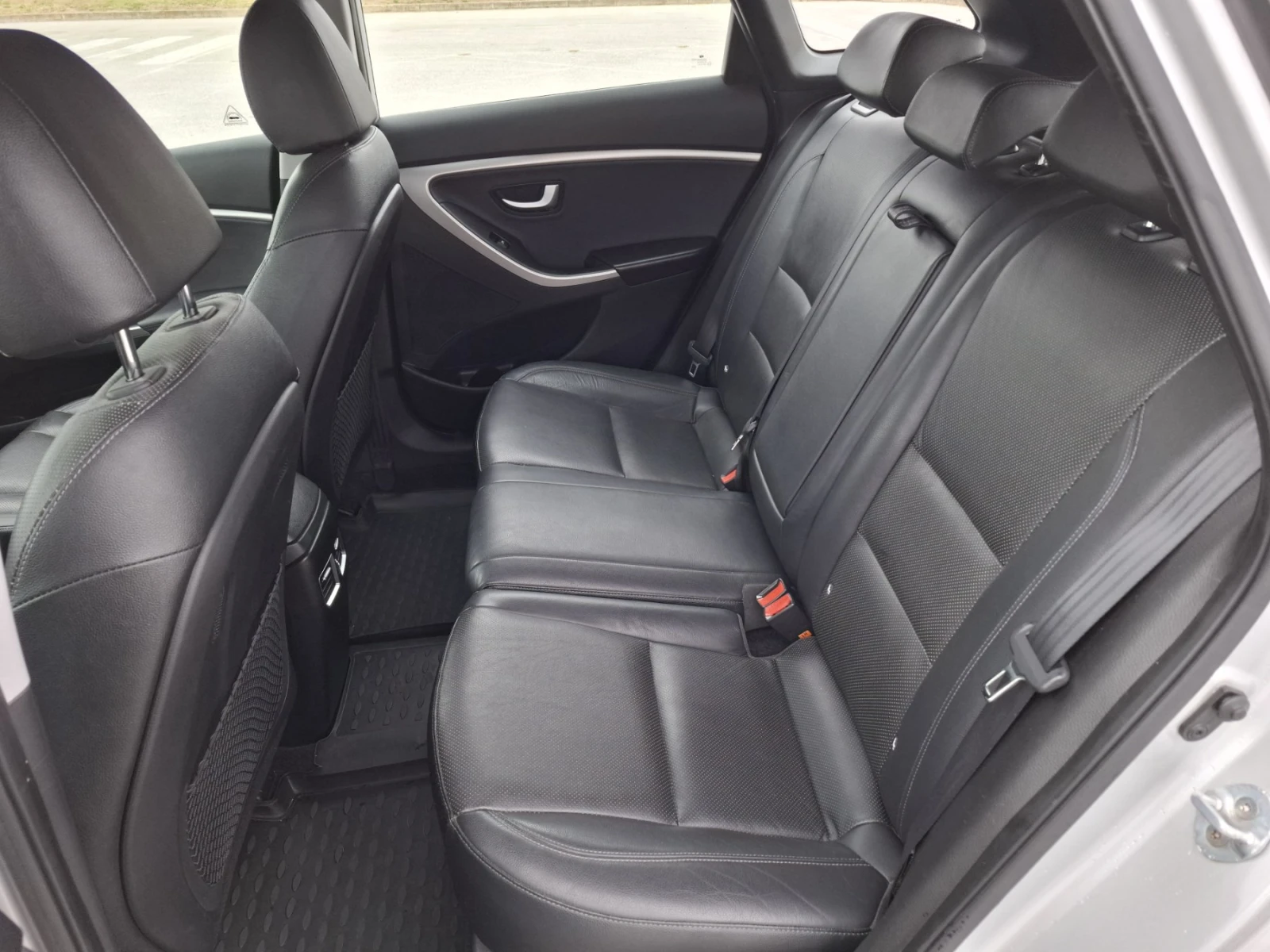 Hyundai I30 1.6CRDi* Premium* Camera* Navi* Keyless* Face* 6ск, снимка 8 - Автомобили и джипове - 56252684