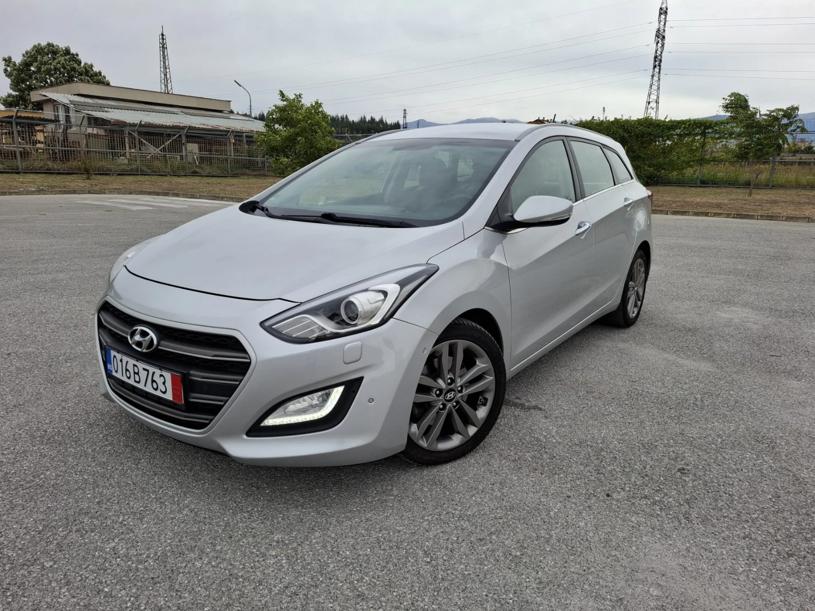 Hyundai I30 1.6CRDi* Premium* Camera* Navi* Keyless* Face* 6ск, снимка 2 - Автомобили и джипове - 56252684