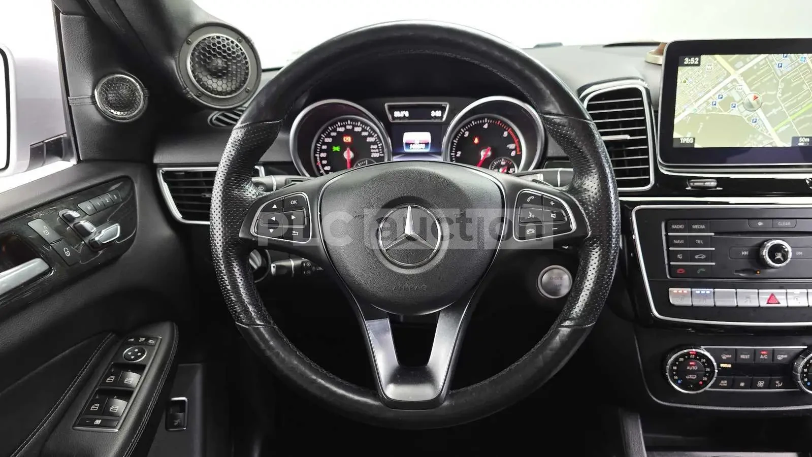 Mercedes-Benz GLE 350 4MATIC !AMG LINE! ОБДУХ/ПОДГРЕВ/ПАНОРАМА/КАМЕРИ, снимка 11 - Автомобили и джипове - 55236713