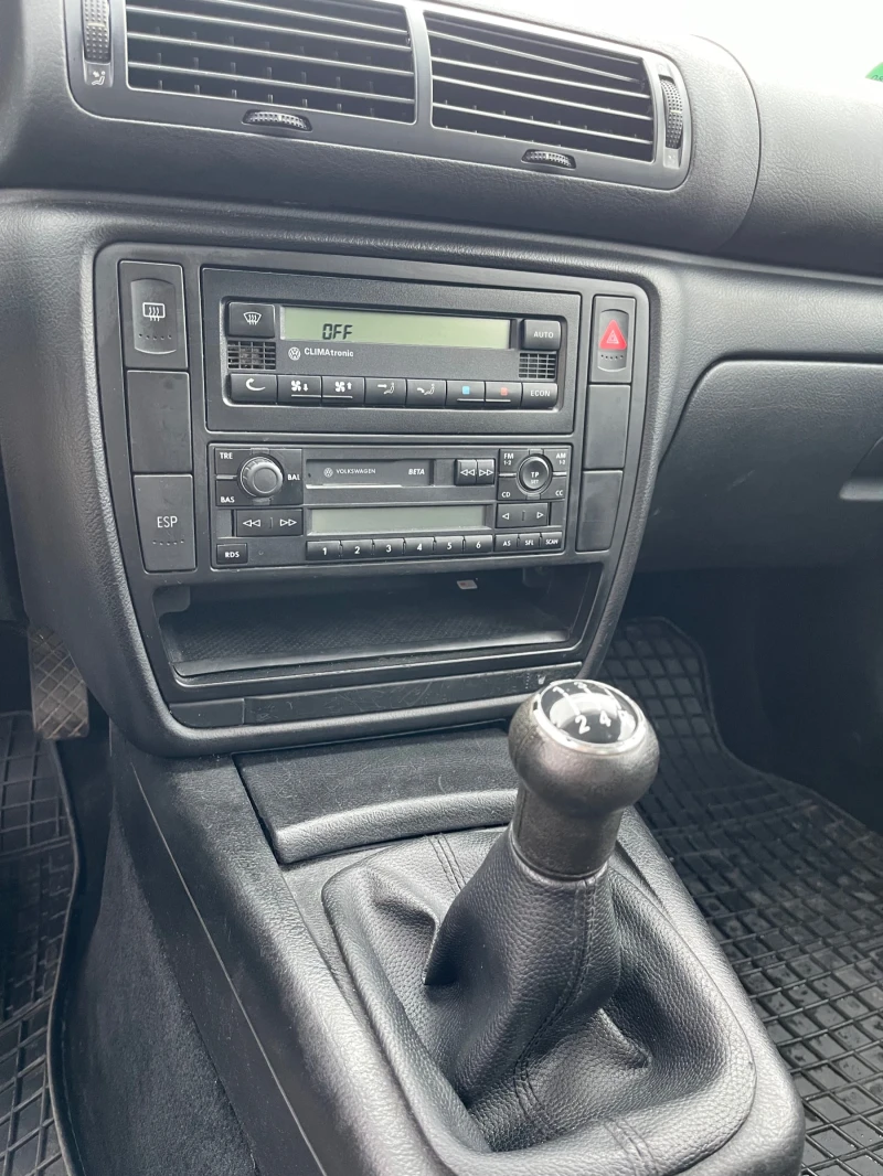 VW Passat 1.6 Benzin 102hp, снимка 14 - Автомобили и джипове - 53435091