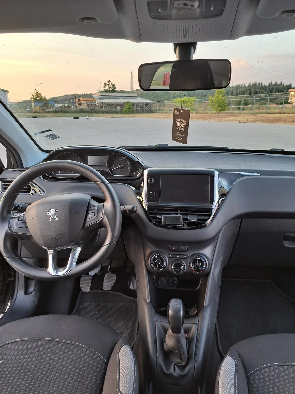 Peugeot 208  - изображение 10