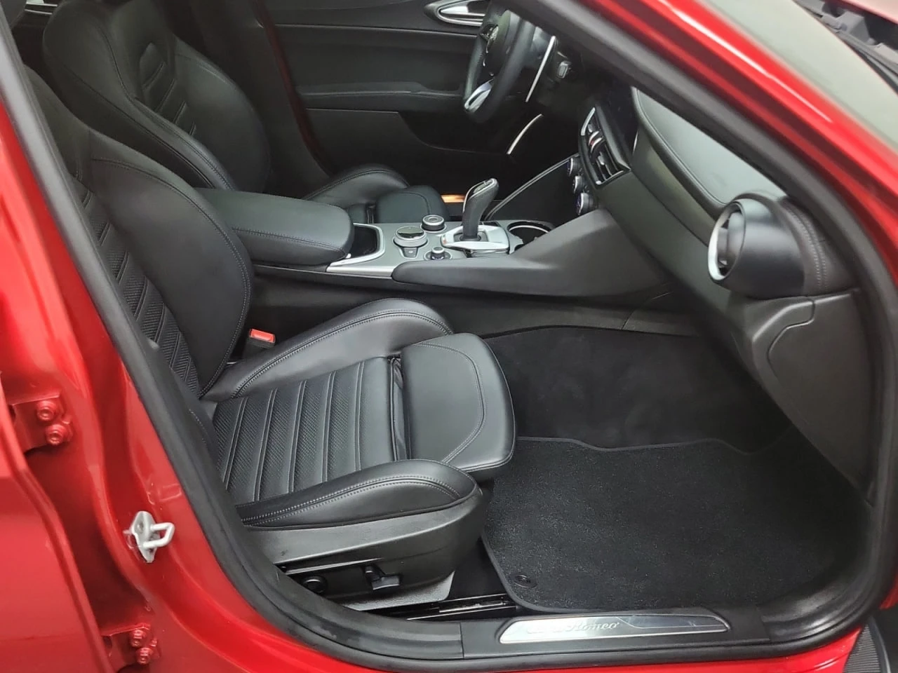 Alfa Romeo Giulia VELOCE* CARFAX* АВТОФИНАНС БЕЗ ПЪРВОНАЧАЛНА ВНОСКА - изображение 10