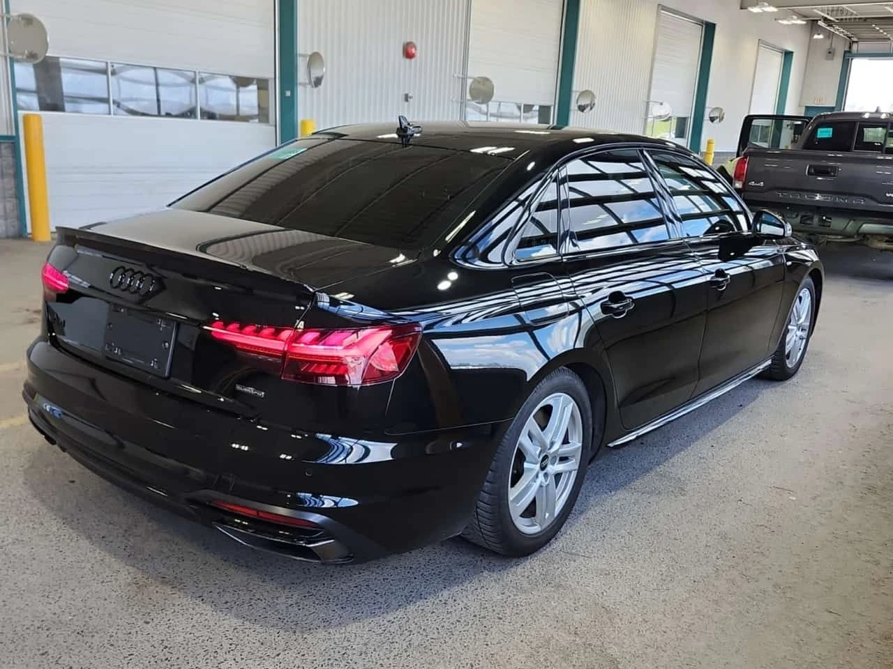 Audi A4 TECHNIK| 2 KЛЮЧА| 2 ЧИФТА ГУМИ С ДЖАНТИ| 360| , снимка 3 - Автомобили и джипове - 54509721