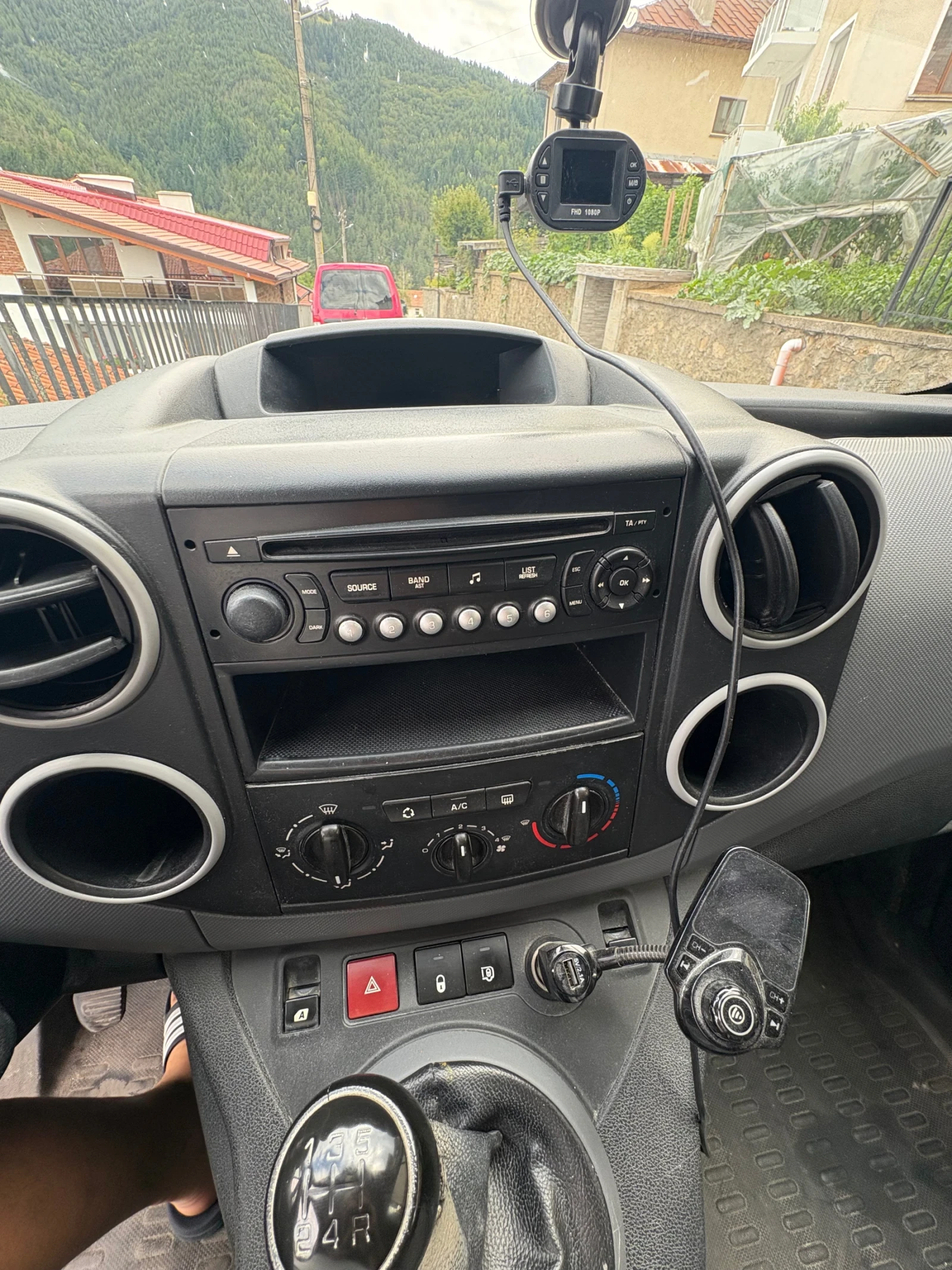 Peugeot Partner 1.6 HDI L2 Дълга база 3 места, снимка 8 - Автомобили и джипове - 55395247