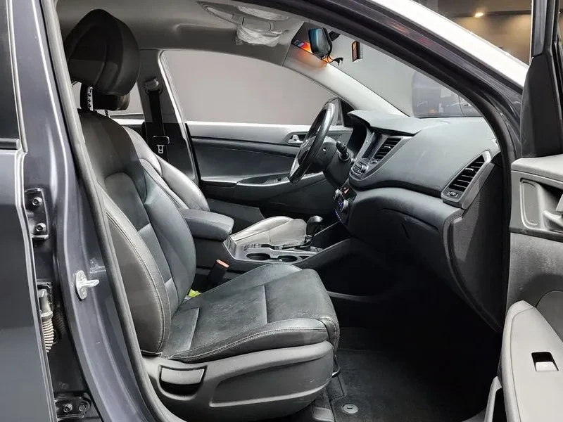 Hyundai Tucson 2.0 CRDi, снимка 10 - Автомобили и джипове - 54258396