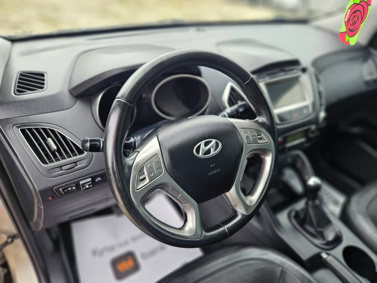 Hyundai IX35 2.0/FULL-ЕКСТРИ/KOЖА/ГАЗ/НАВИГАЦИЯ/ПАНОРАМА - изображение 10