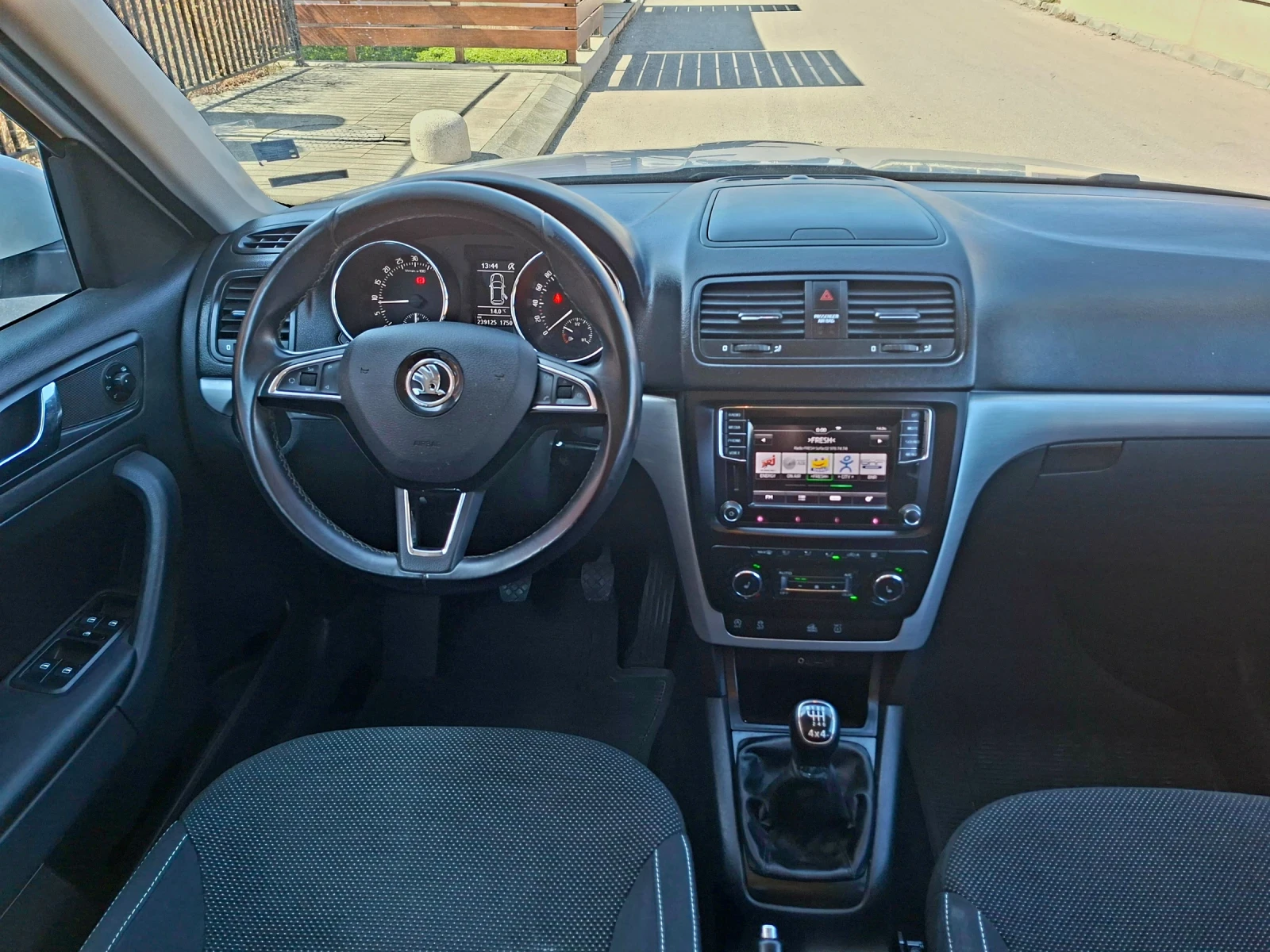 Skoda Yeti 2.0.TDI 4x4 FULL MAX, снимка 10 - Автомобили и джипове - 53838782