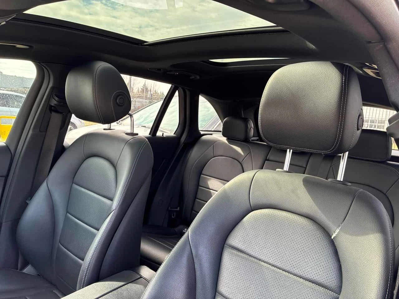 Mercedes-Benz GLC 300 4MATIC * DISTRONIC* PANORAMA* 360КАМЕРА* , снимка 11 - Автомобили и джипове - 53919178