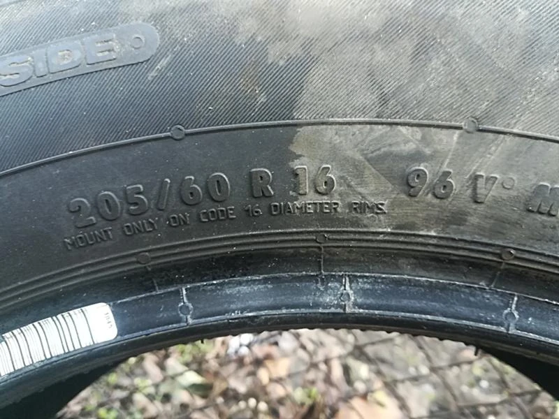 Гуми Зимни 205/60R16, снимка 5 - Гуми и джанти - 24083131