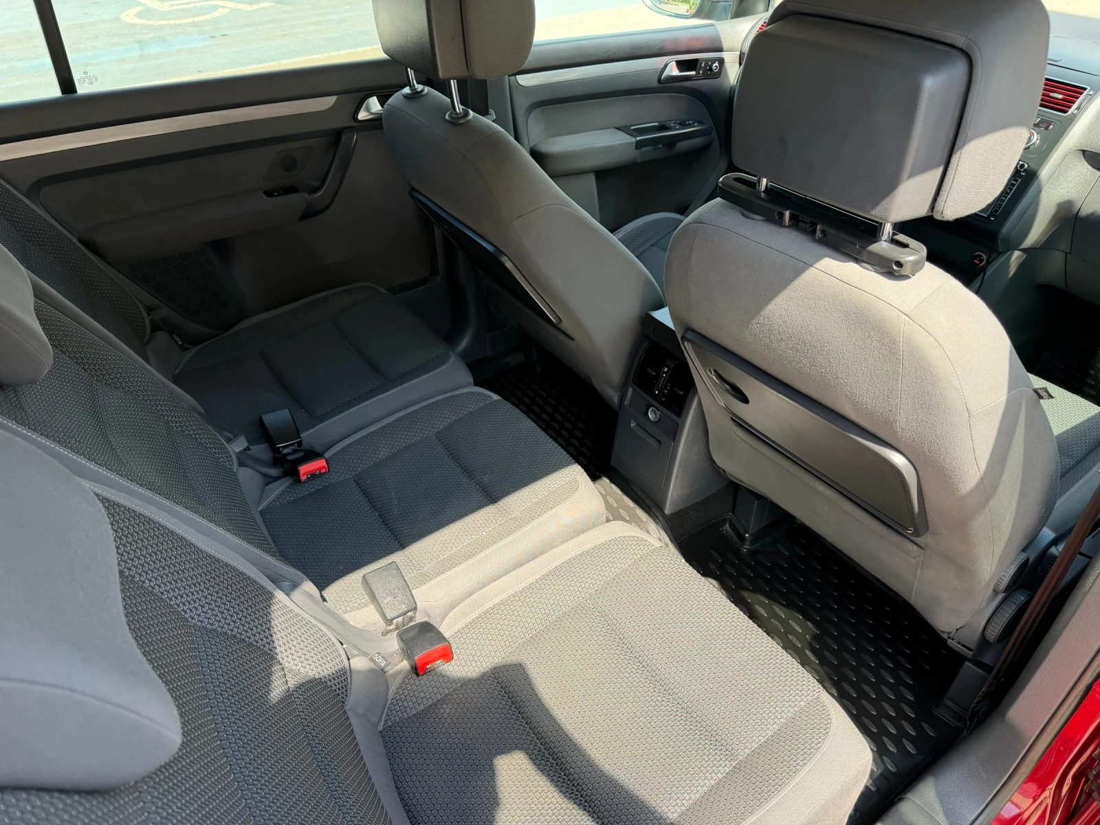 VW Touran 2.0TDI 140к.с. Bluemotion , снимка 9 - Автомобили и джипове - 55103100