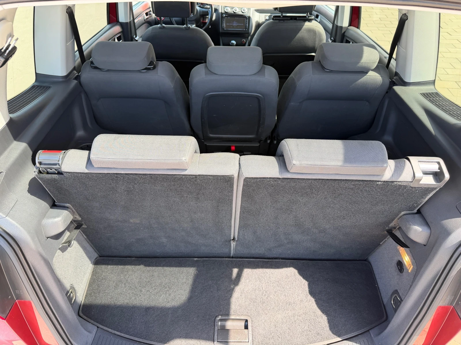 VW Touran 2.0TDI 140к.с. Bluemotion , снимка 11 - Автомобили и джипове - 55103100