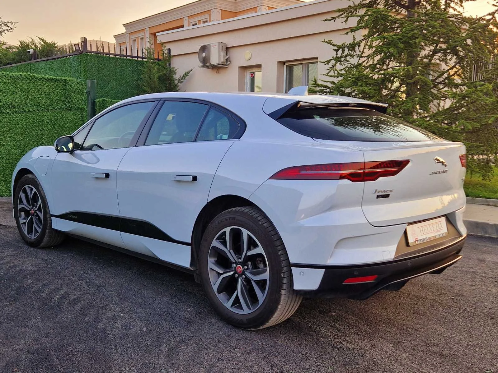 Jaguar I-Pace EV400 AWD - изображение 3