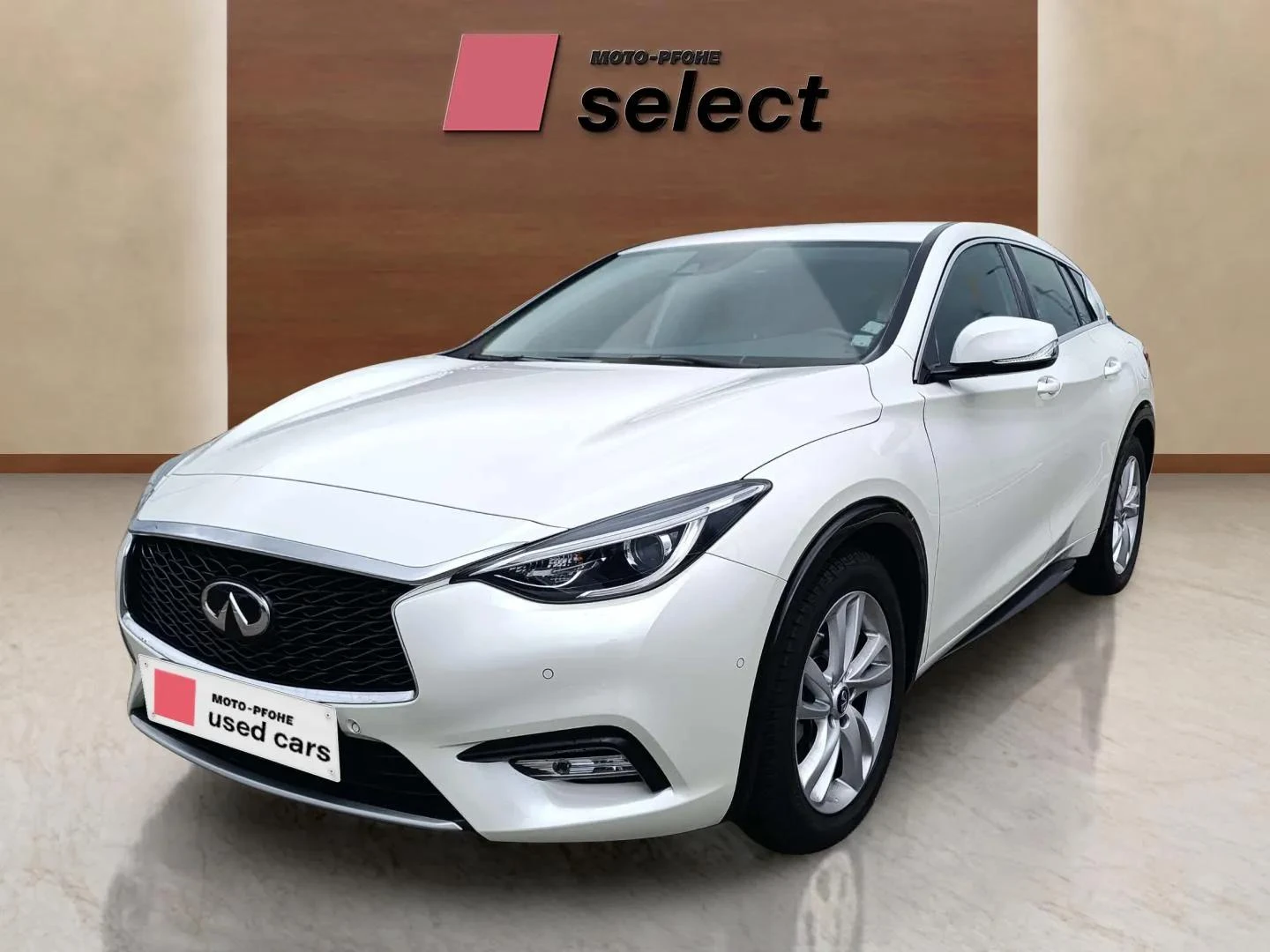 Infiniti Q30 1600