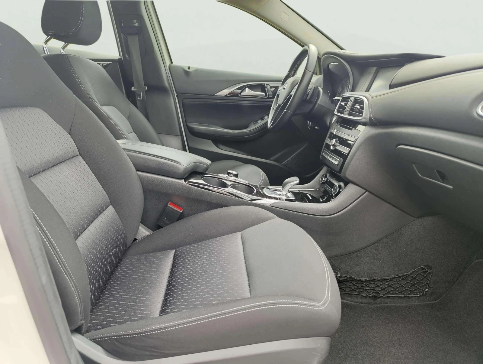 Infiniti Q30 1600, снимка 9 - Автомобили и джипове - 54108317