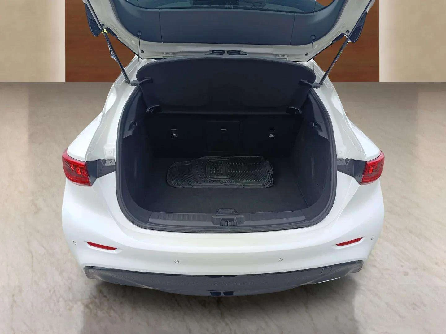 Infiniti Q30 1600, снимка 12 - Автомобили и джипове - 54108317