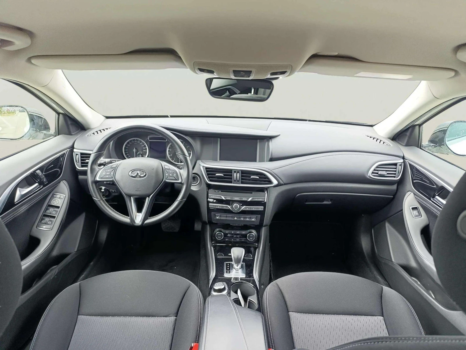 Infiniti Q30 1600, снимка 11 - Автомобили и джипове - 54108317