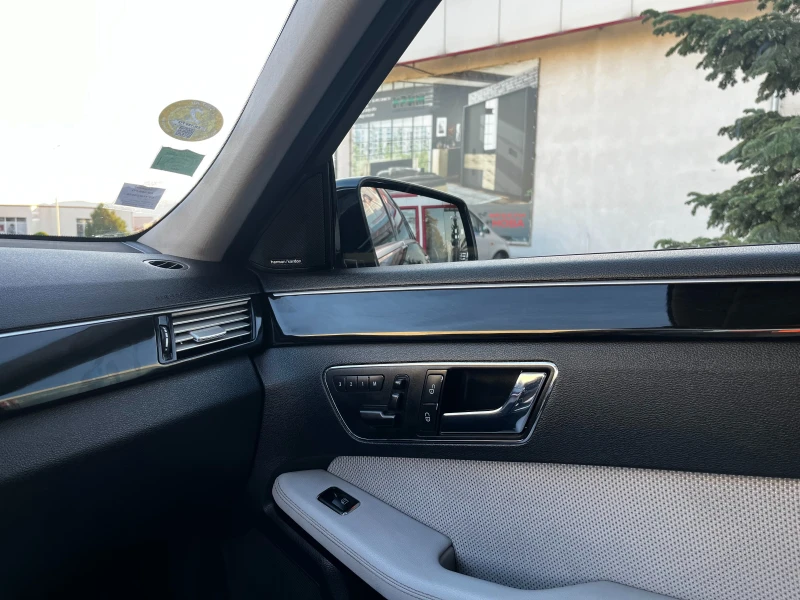 Mercedes-Benz E 220 AVANTGARDE HARMON NAVI TOP , снимка 13 - Автомобили и джипове - 47534220