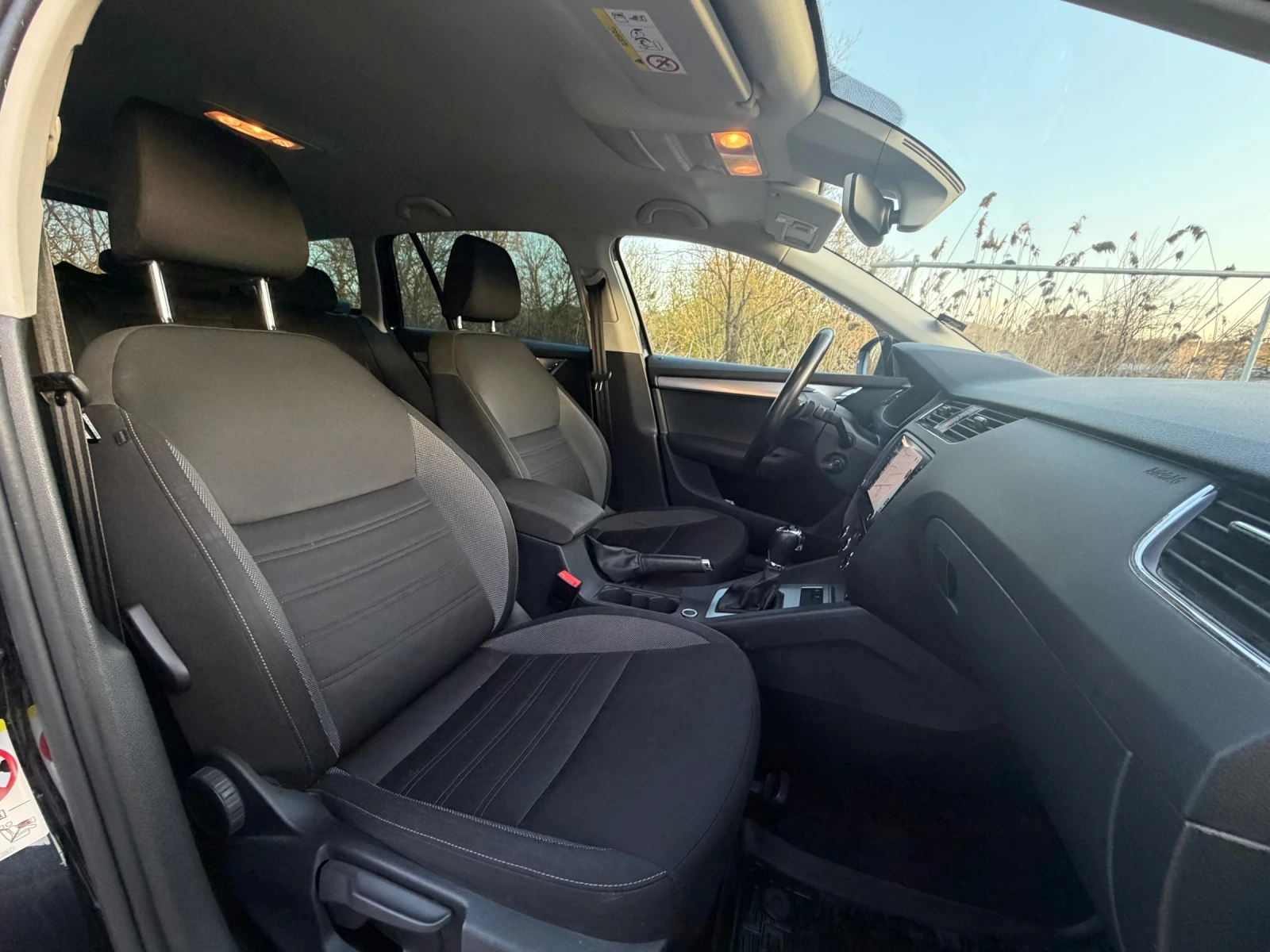 Skoda Octavia DSG / круиз / следене на ленти / Лед километраж, снимка 16 - Автомобили и джипове - 54175401