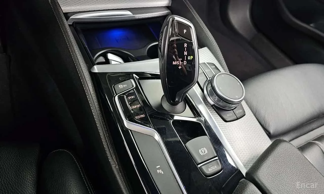 BMW 530 i xDrive M-PKG| ПОДГРЕВИ| ПАНО| АМБИЕНТ| ПАМЕТ| , снимка 9 - Автомобили и джипове - 55625632