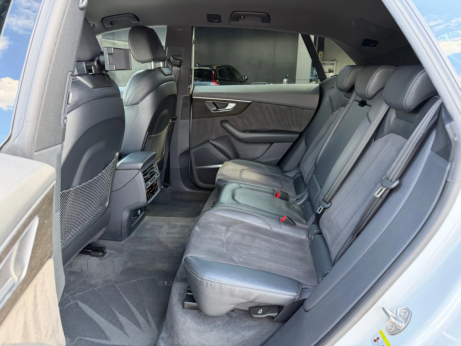 Audi Q8 S-line * SoftClose* B&O* DIS* CAM360* HUD* KeyLes*, снимка 14 - Автомобили и джипове - 55423774