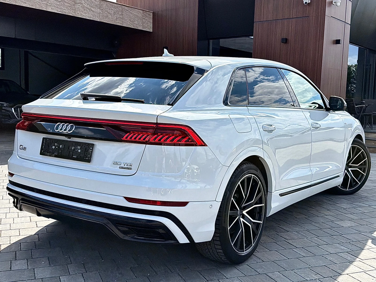 Audi Q8 S-line * SoftClose* B&O* DIS* CAM360* HUD* KeyLes*, снимка 2 - Автомобили и джипове - 55423774