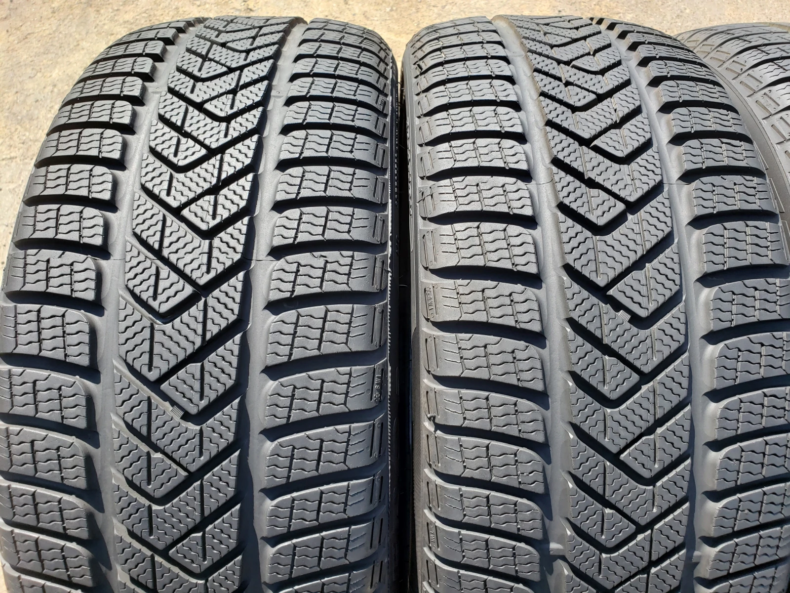 Гуми Зимни 285/35R20, снимка 2 - Гуми и джанти - 56138367