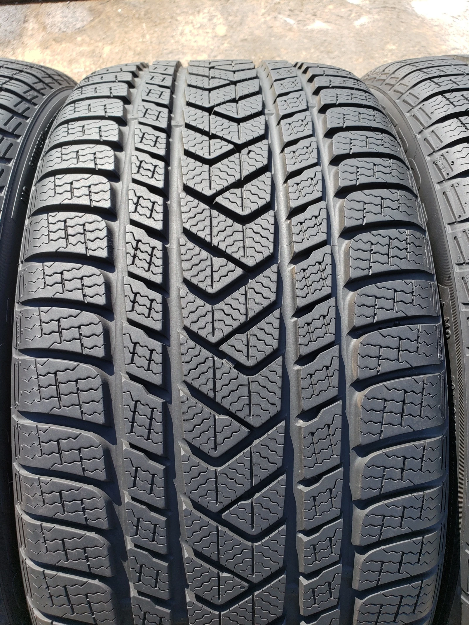 Гуми Зимни 285/35R20, снимка 4 - Гуми и джанти - 56138367