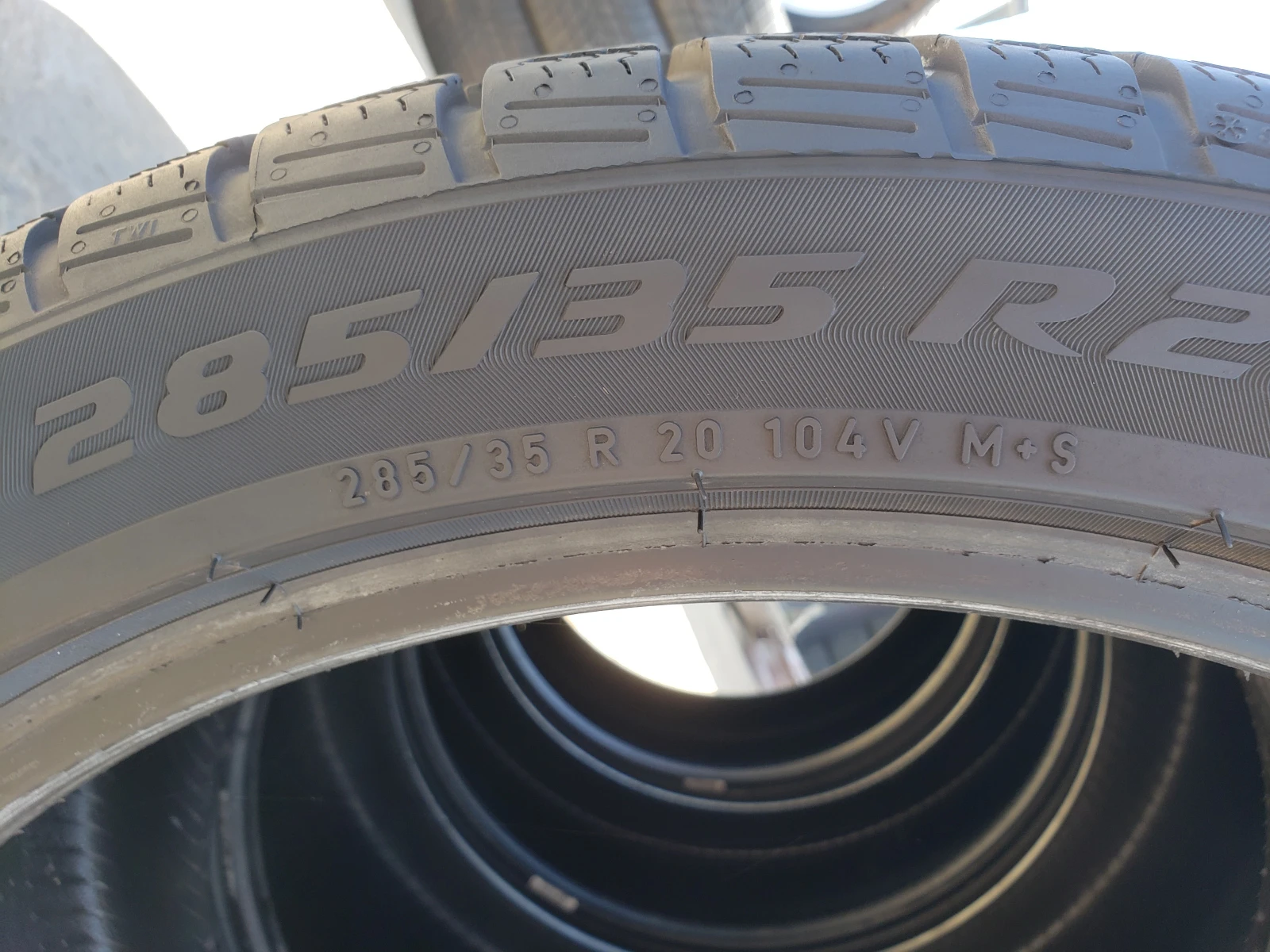 Гуми Зимни 285/35R20, снимка 7 - Гуми и джанти - 56138367