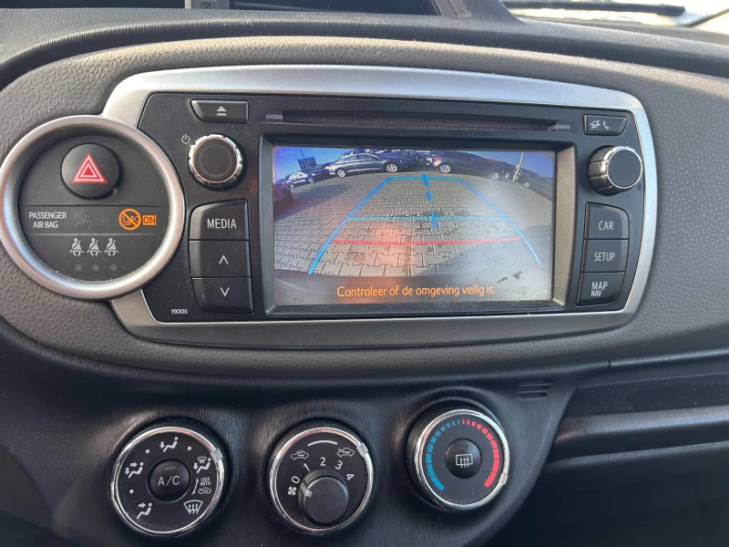 Toyota Yaris 1.0i NAVI/KAMERA EURO 5, снимка 13 - Автомобили и джипове - 52064868