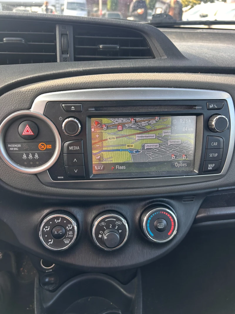 Toyota Yaris 1.0i NAVI/KAMERA EURO 5, снимка 12 - Автомобили и джипове - 52064868