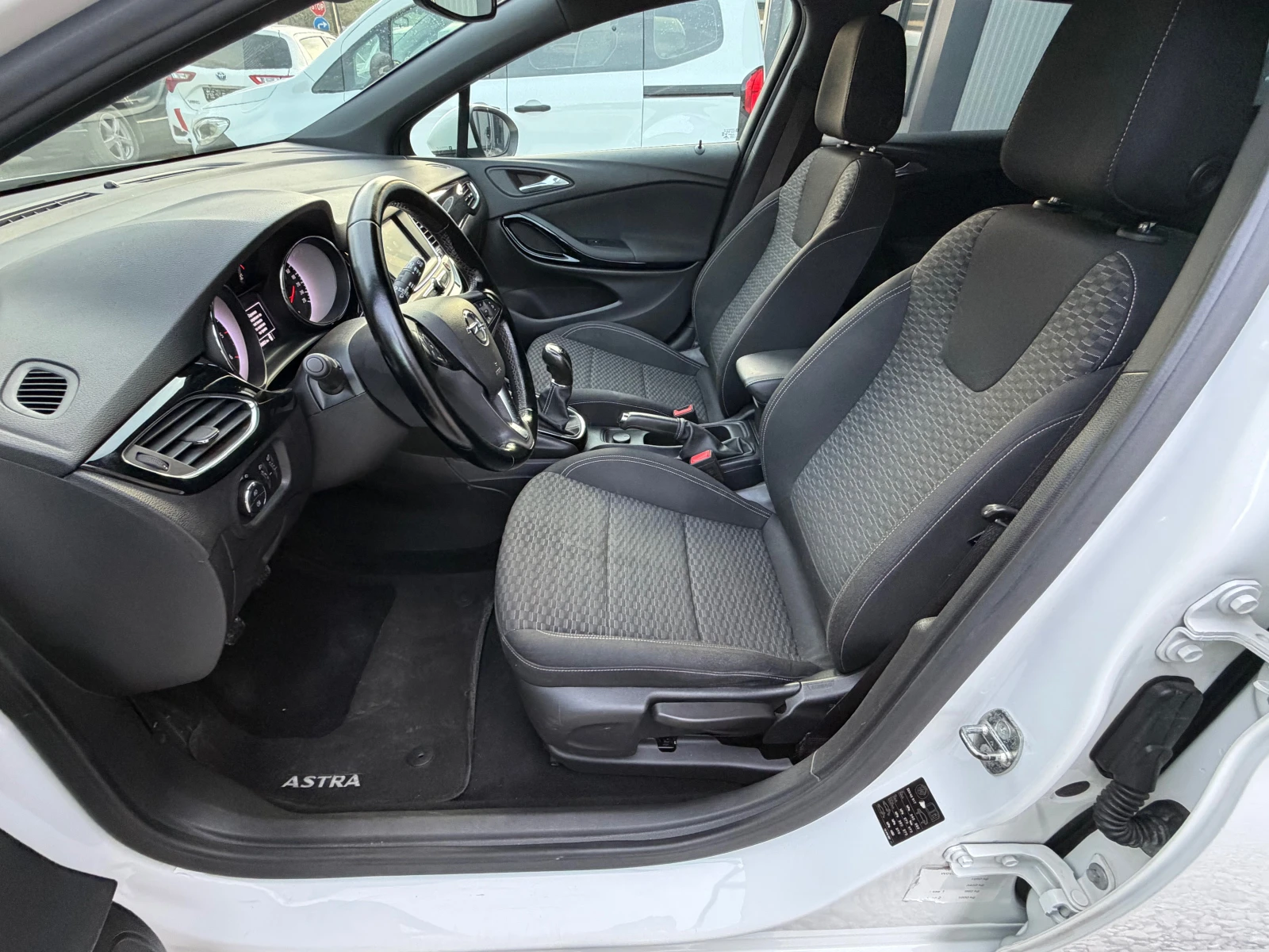Opel Astra 1.6DIESEL* LED* TOP* EVRO6, снимка 11 - Автомобили и джипове - 52755200
