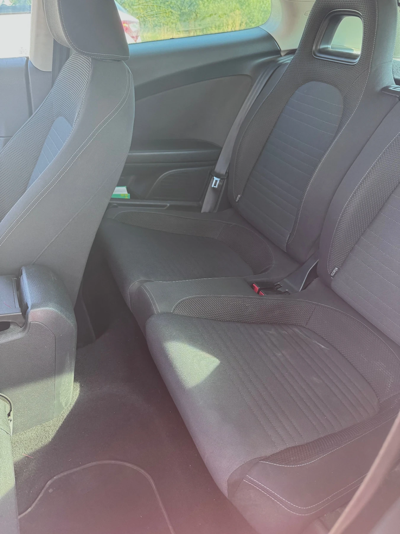 VW Scirocco 2.00 TDI, снимка 9 - Автомобили и джипове - 55779735