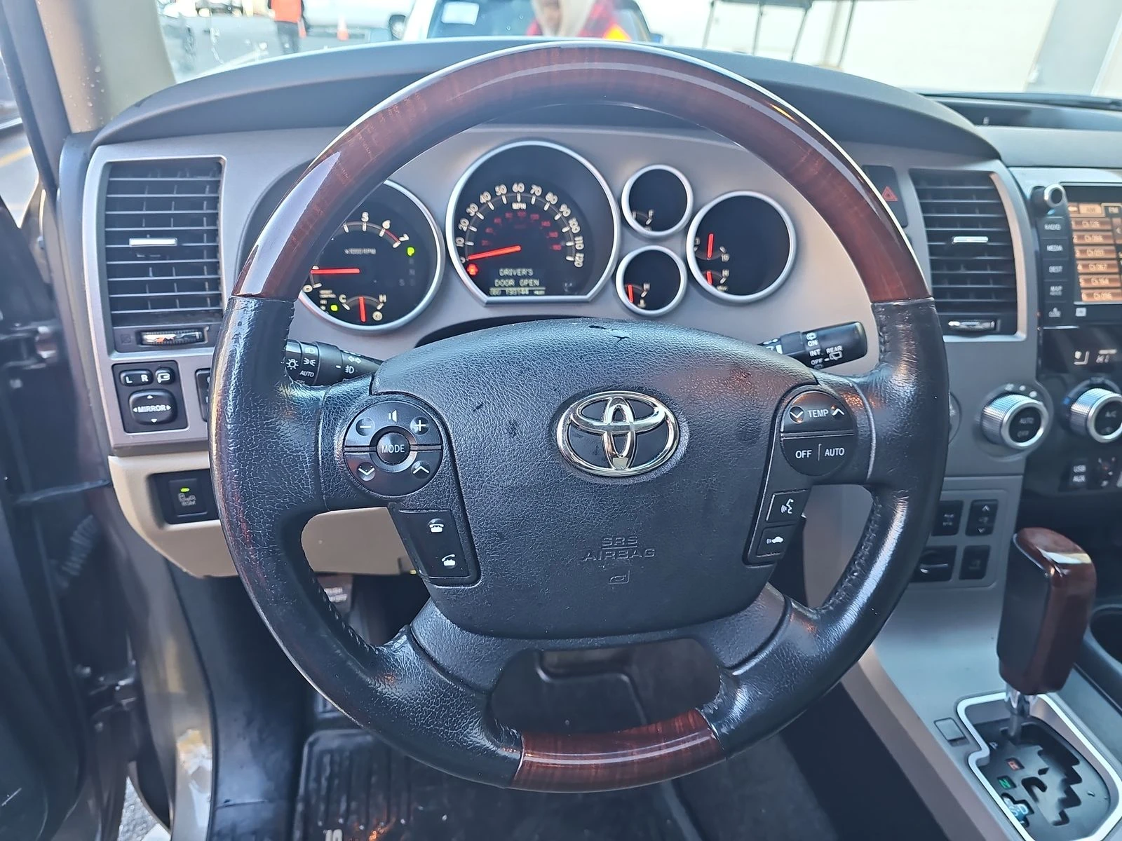 Toyota Sequoia PLATINUM 5.7 Камера* JBL* М.Точка* Кожа* Дистроник - изображение 10