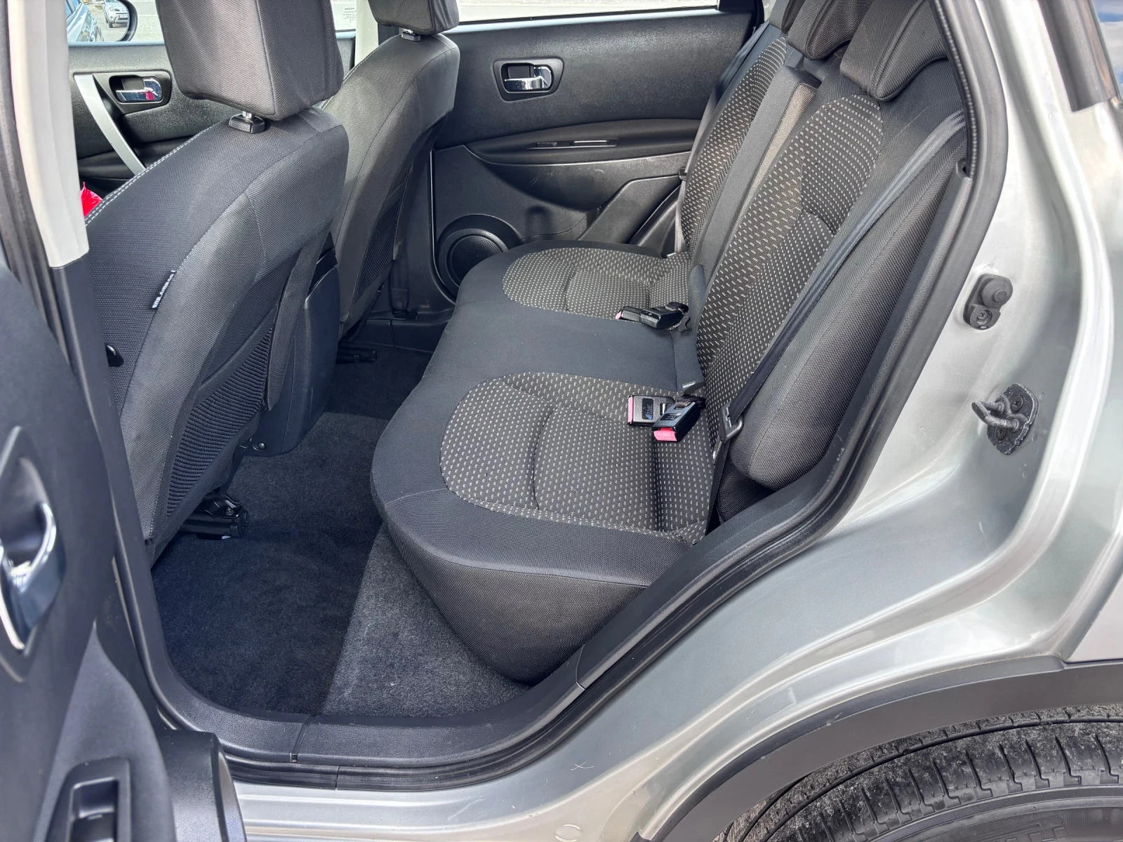 Nissan Qashqai 2.0 i 4х4, снимка 11 - Автомобили и джипове - 54036383