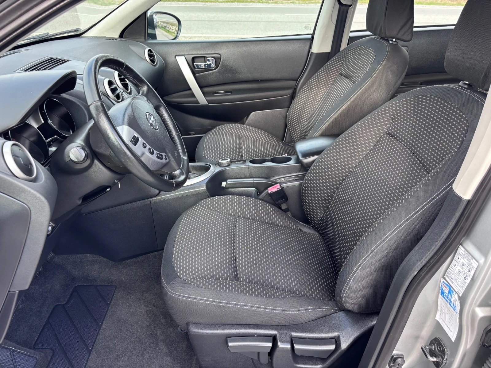 Nissan Qashqai 2.0 i 4х4, снимка 5 - Автомобили и джипове - 54036383