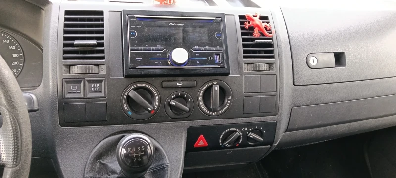 VW Multivan 1, 9 TDI Швейцария, снимка 9 - Бусове и автобуси - 52987016