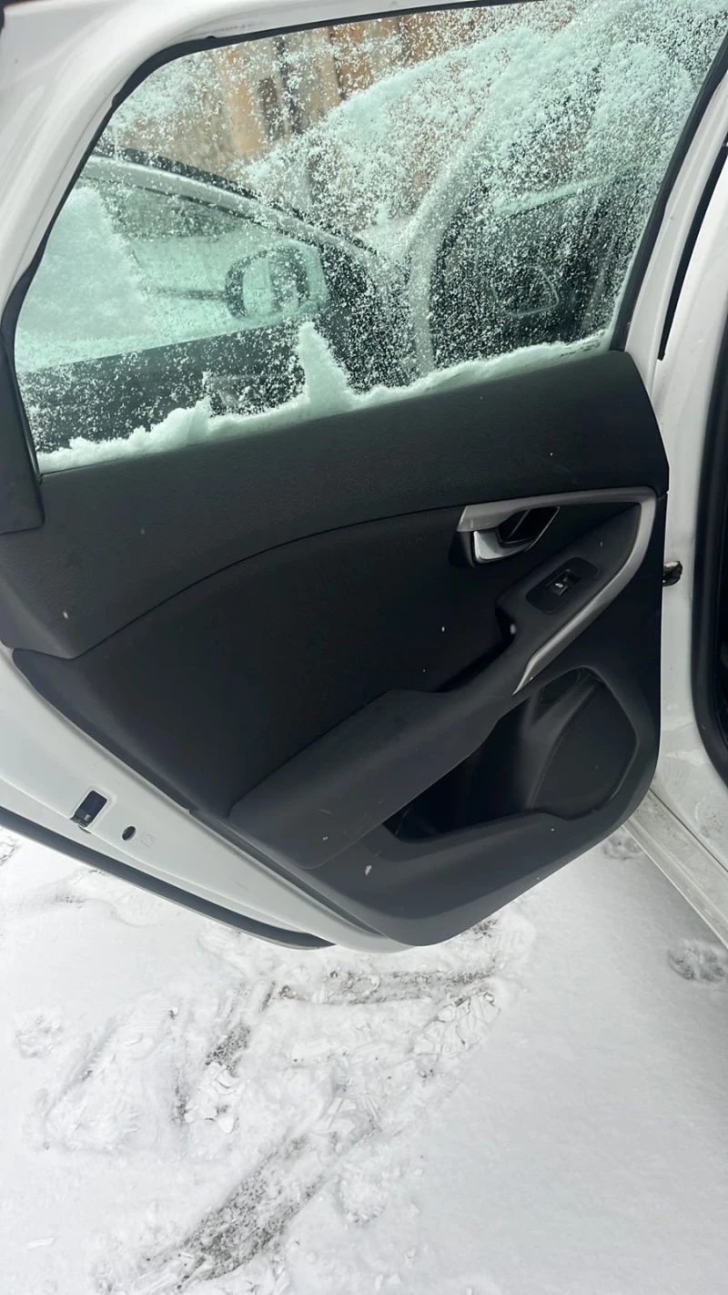 Volvo V40 2.0 D 120 к.с. EURO 6B, снимка 11 - Автомобили и джипове - 53180109