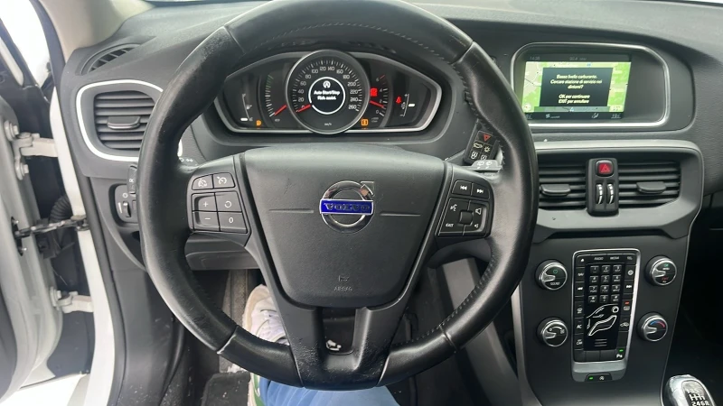 Volvo V40 2.0 D 120 к.с. EURO 6B, снимка 13 - Автомобили и джипове - 53180109