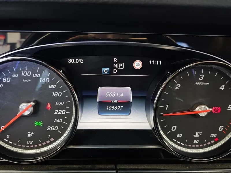Mercedes-Benz E 220 4Matic Avantgarde - САМО 30% АВАНС, снимка 8 - Автомобили и джипове - 55926895