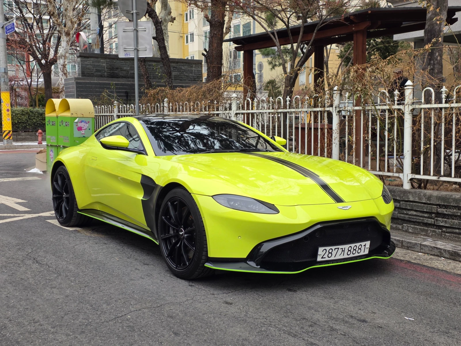 Aston Martin V8 Vantage CARBON ROOF / LIME ESSENCE | Auto.bg — изображение 1
