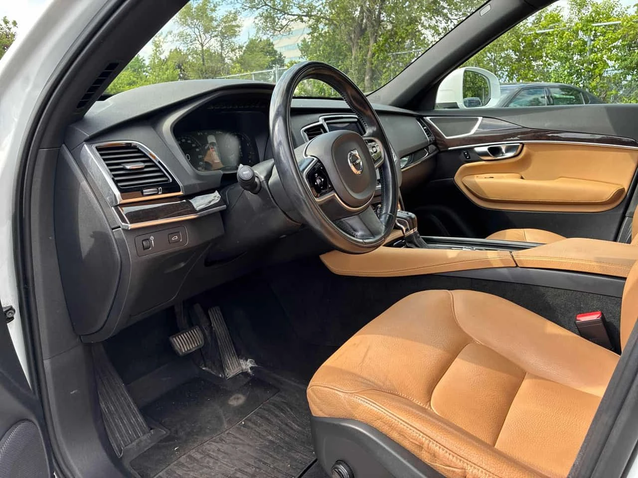 Volvo Xc90 MOMENTUM| DISTRONIC| PANO| 360CAM| + ГУМИ, снимка 10 - Автомобили и джипове - 54939561